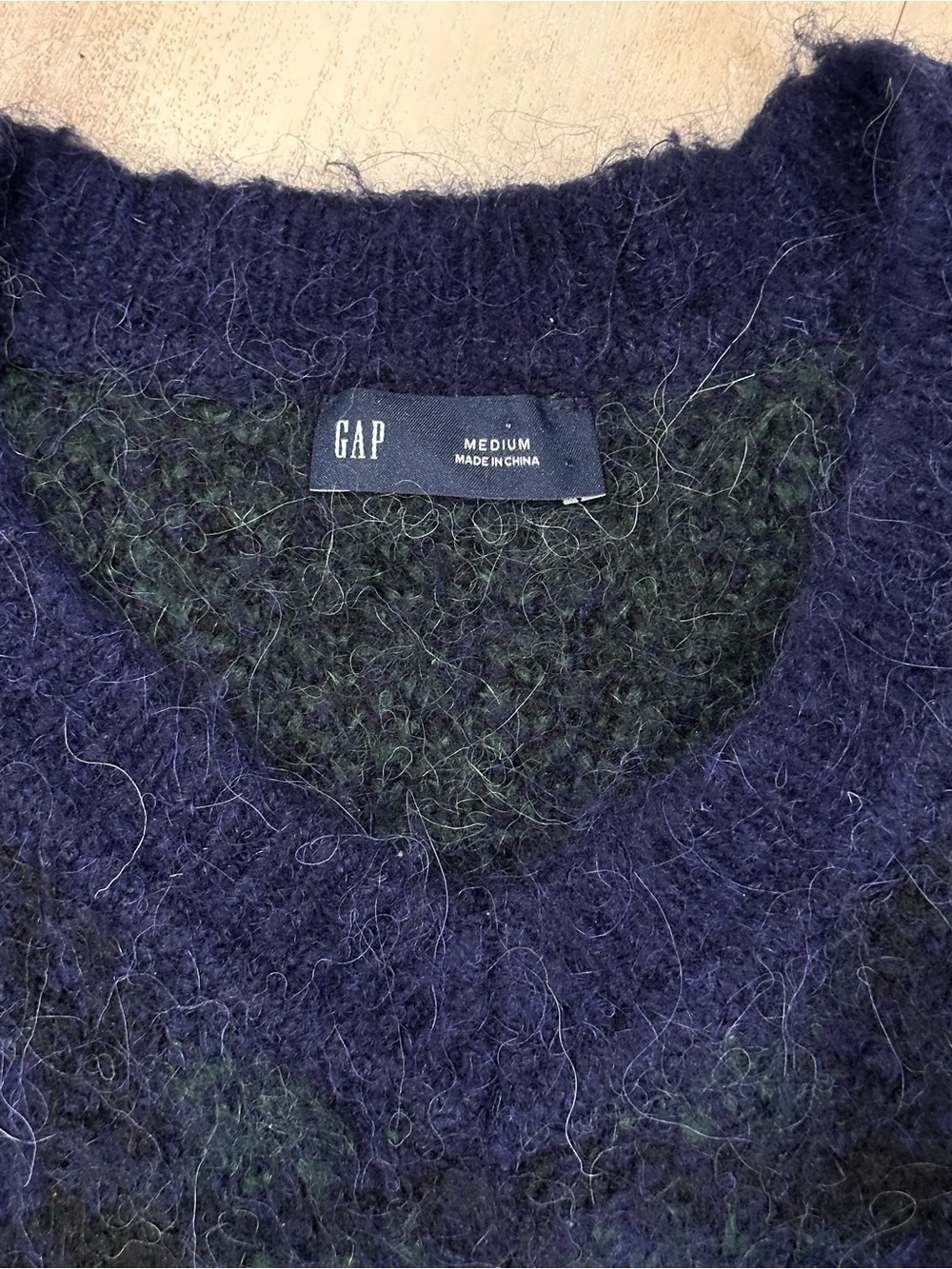 Gap Plaid V-Neck Sweater Blue Plaid Sz M soft, fuzzy texture preppy - Picture 6 of 11